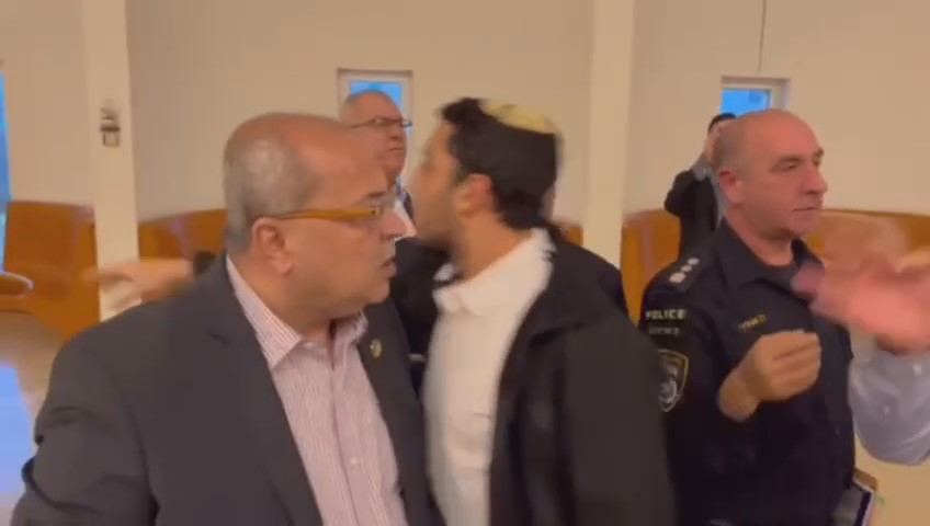 شاهد : مستوطن يتهجم على بركة والنائبين الطيبي والعطاونة
